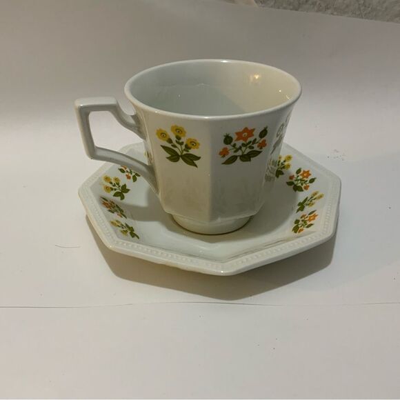 Vintage Johnson Bros. Heritage Posy Cups and Saucers, Set of 4 - Picture 10 of 11